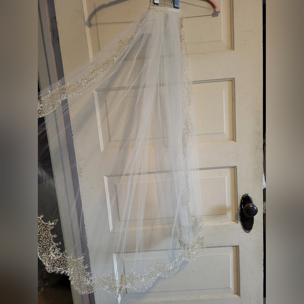 Elegant White Veil with Gold Embroidery